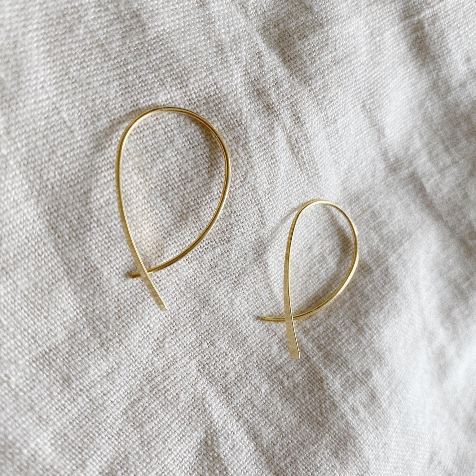 Dainty Crossed-Arch Threader - LLUME Jewelry