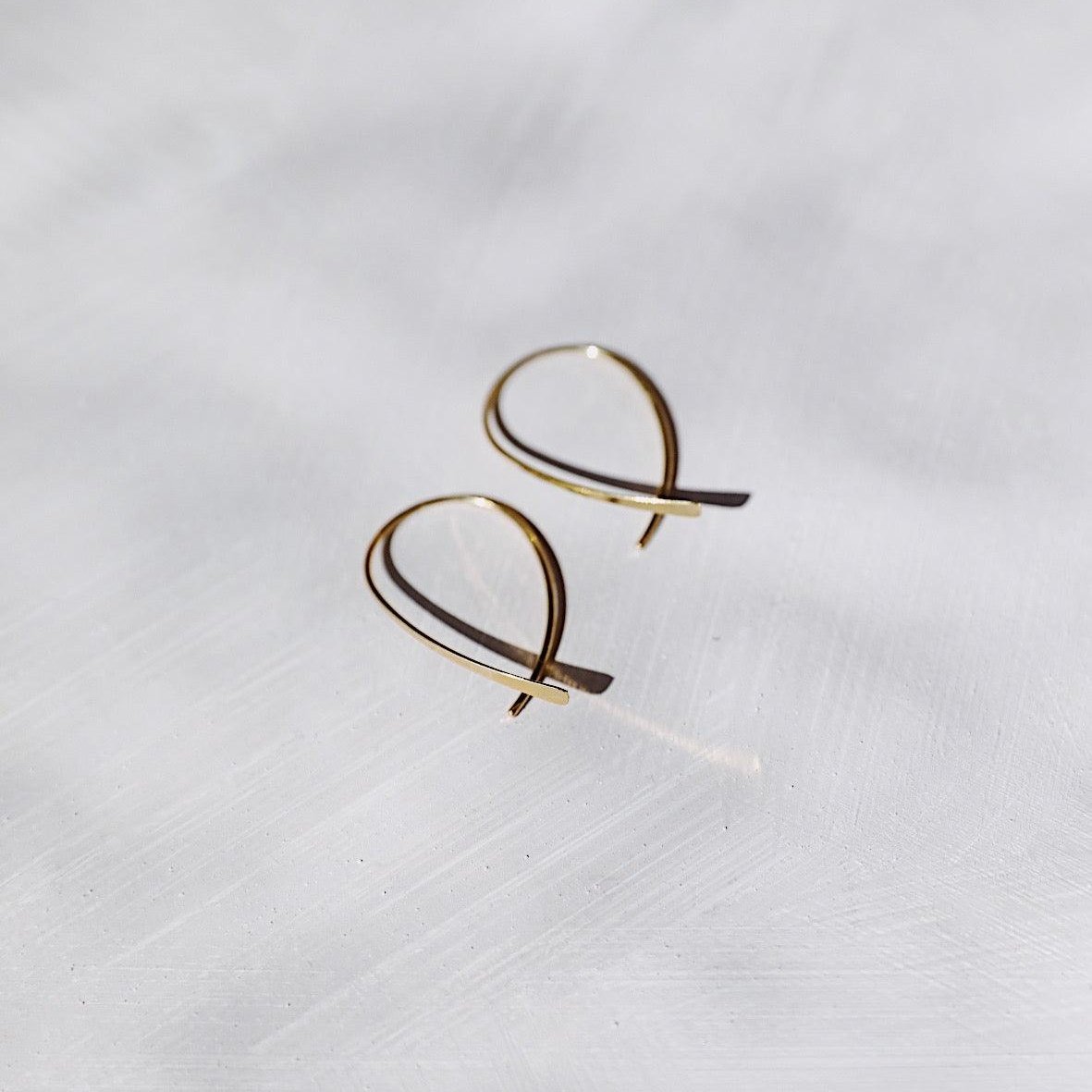 Dainty Crossed-Arch Threader - LLUME Jewelry